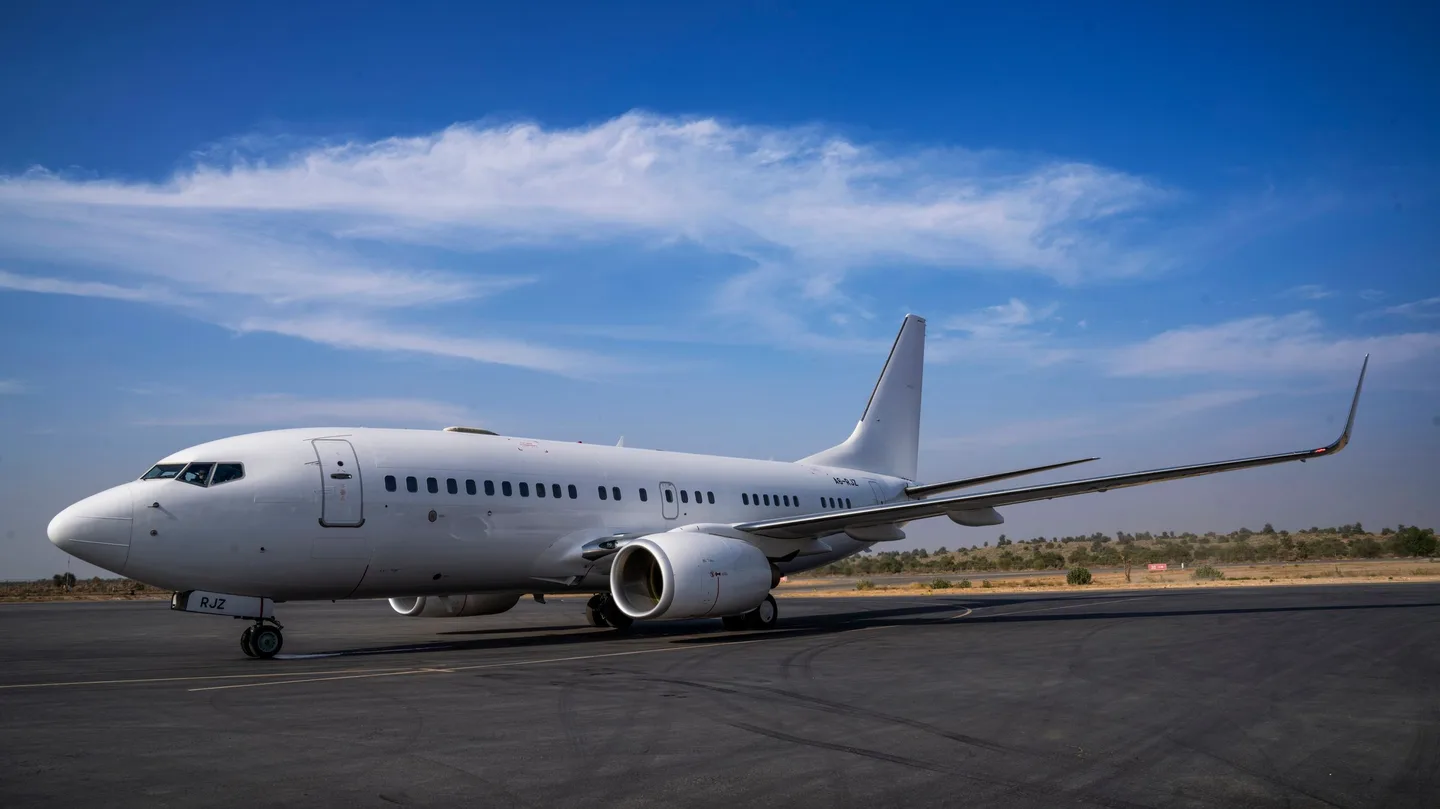 Ein Verkehrsflugzeug auf dem Vorfeld vor einem Flughafenterminal