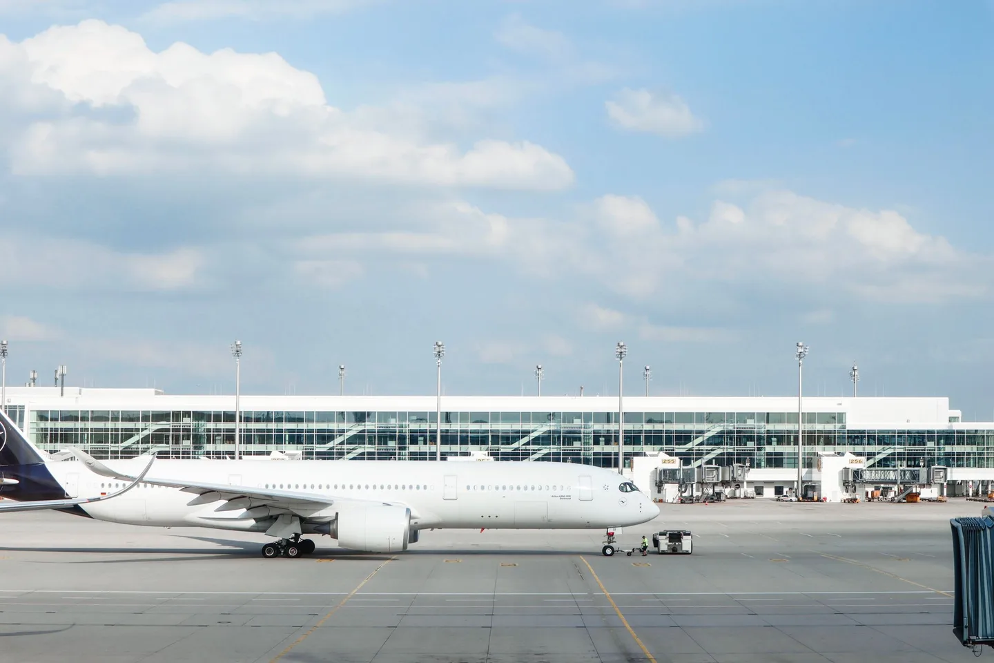 Ein Verkehrsflugzeug auf dem Vorfeld eines Flughafens unter klarem Himmel