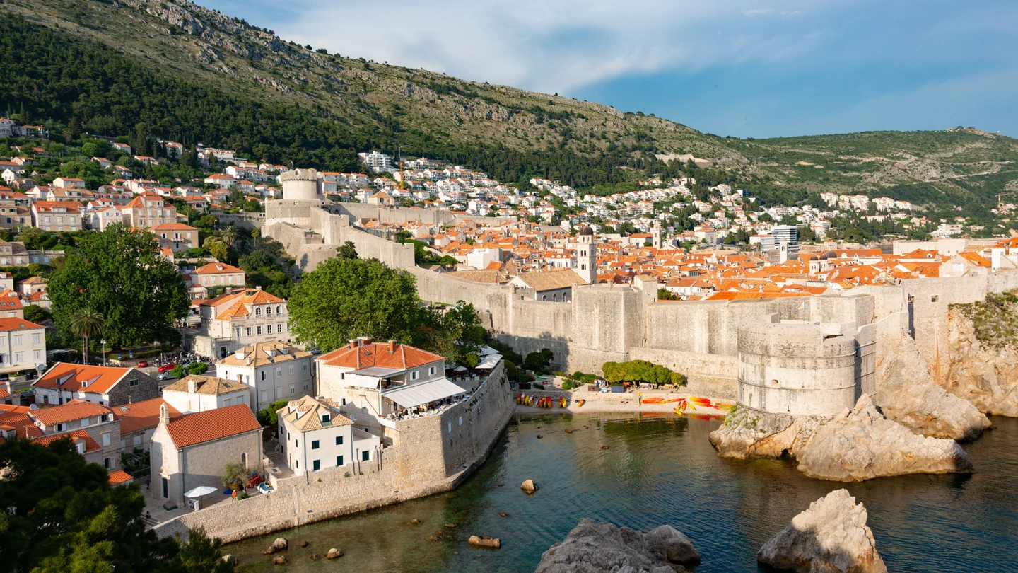 Le mura occidentali di Dubrovnik sopra la baia di Pile