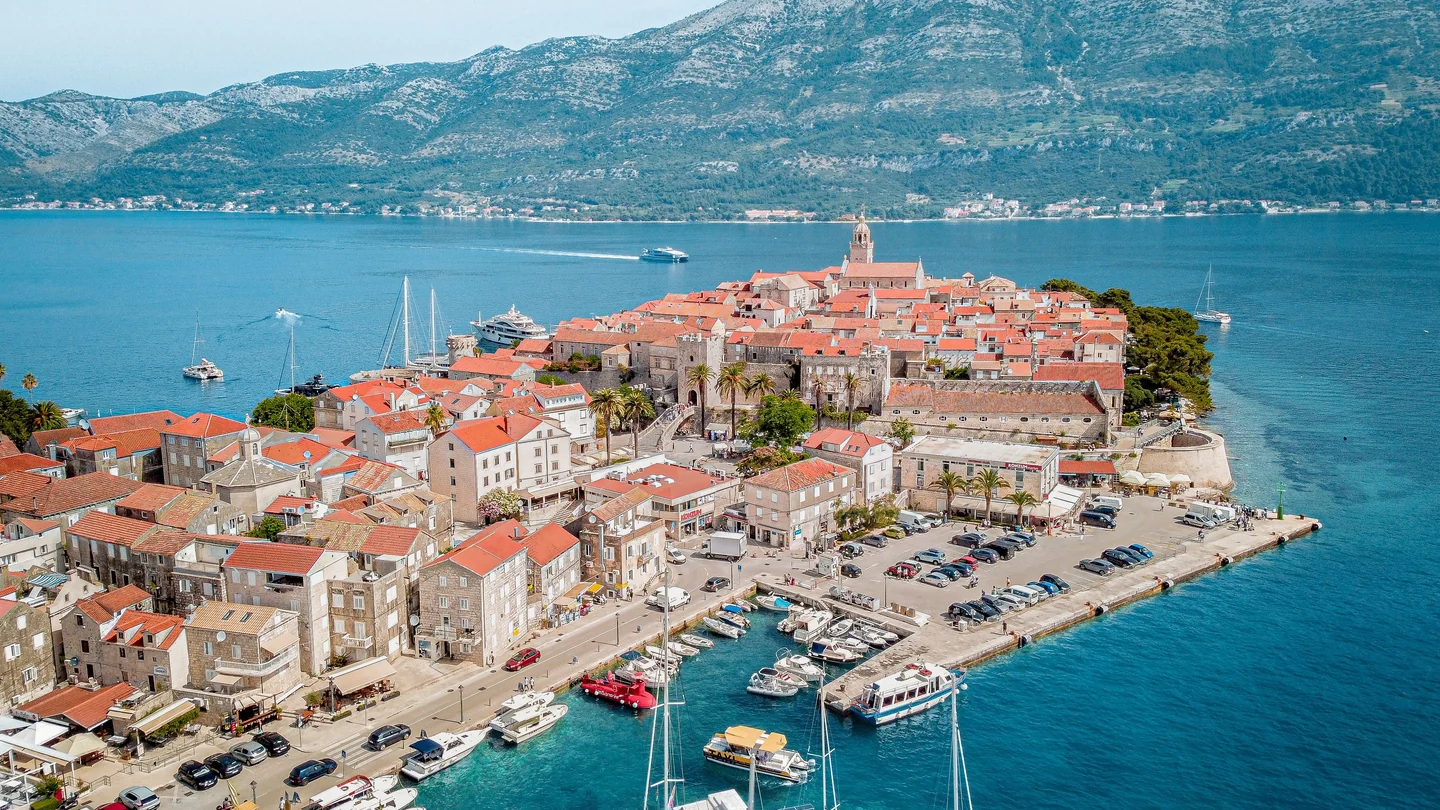 Il centro storico di Korčula sulla sua penisola, con Pelješac sullo sfondo
