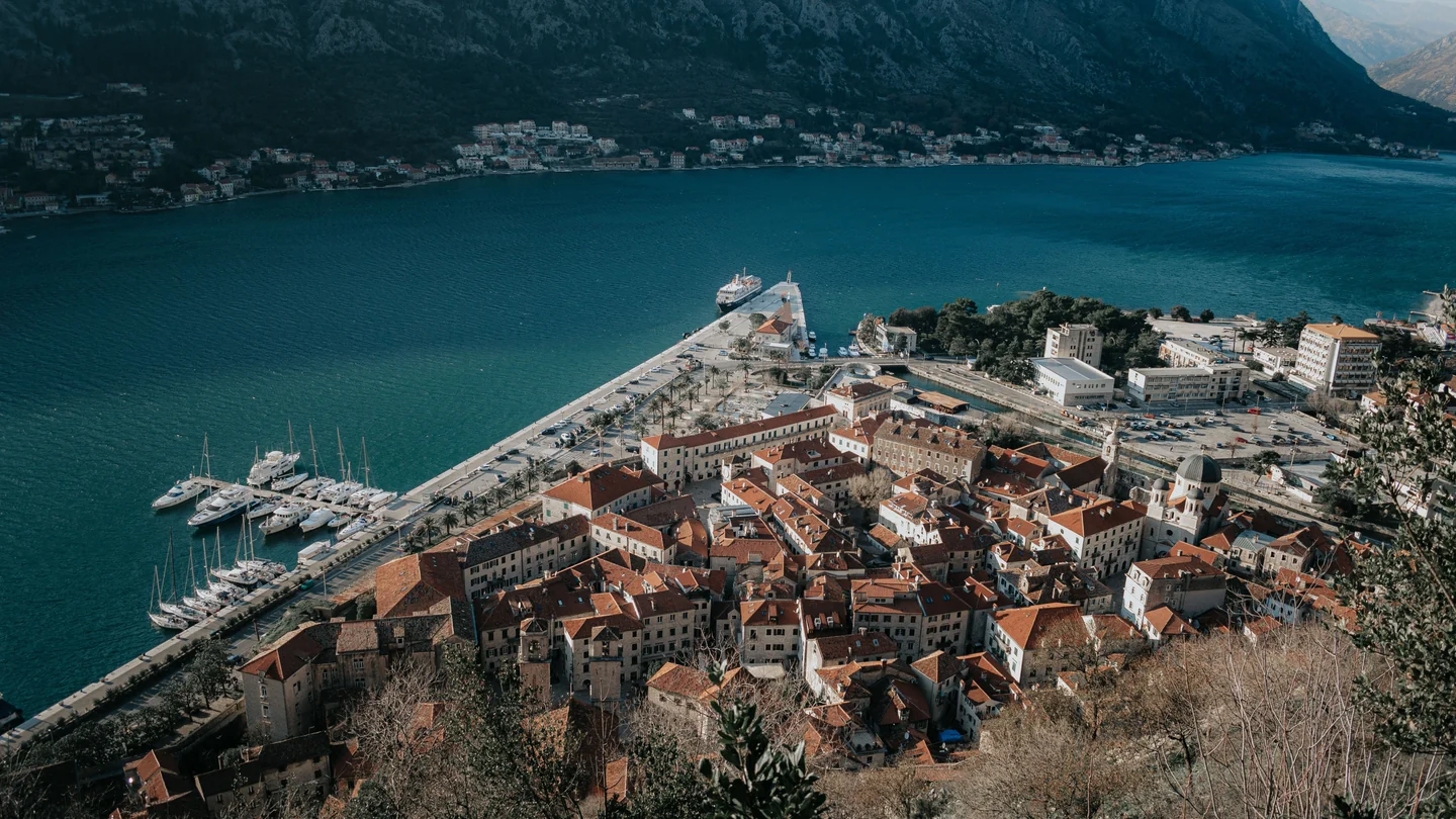 Veduta aerea del centro storico di Kotor e del porto turistico nelle Bocche di Kotor