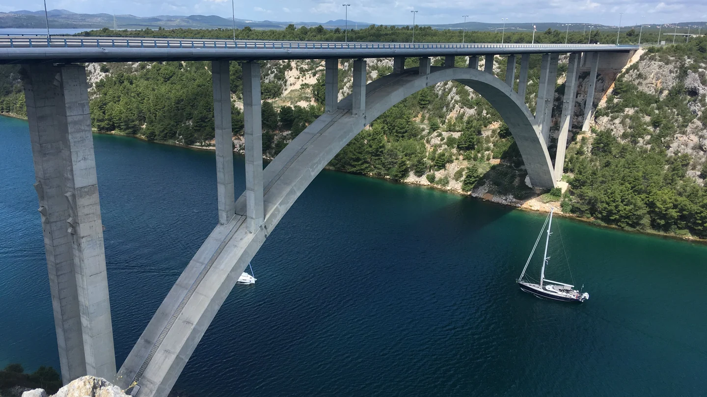 Il ponte stradale sul Krka vicino a Šibenik, in Croazia