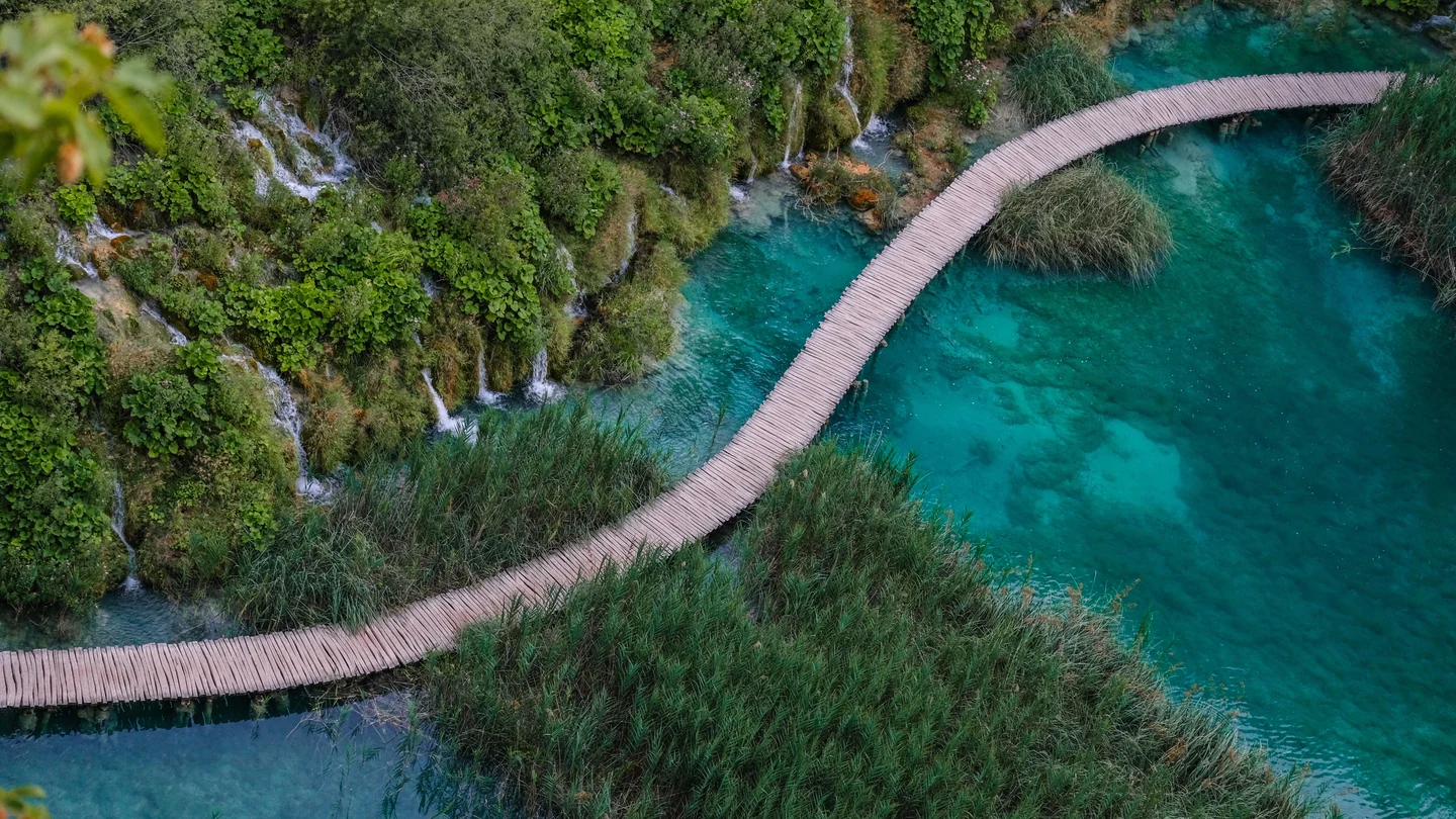 Una passerella di legno sull'acqua ai laghi di Plitvice