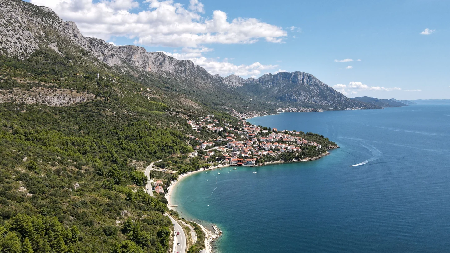 Die Küstenstraße bei Podaca in Kroatien aus der Luft
