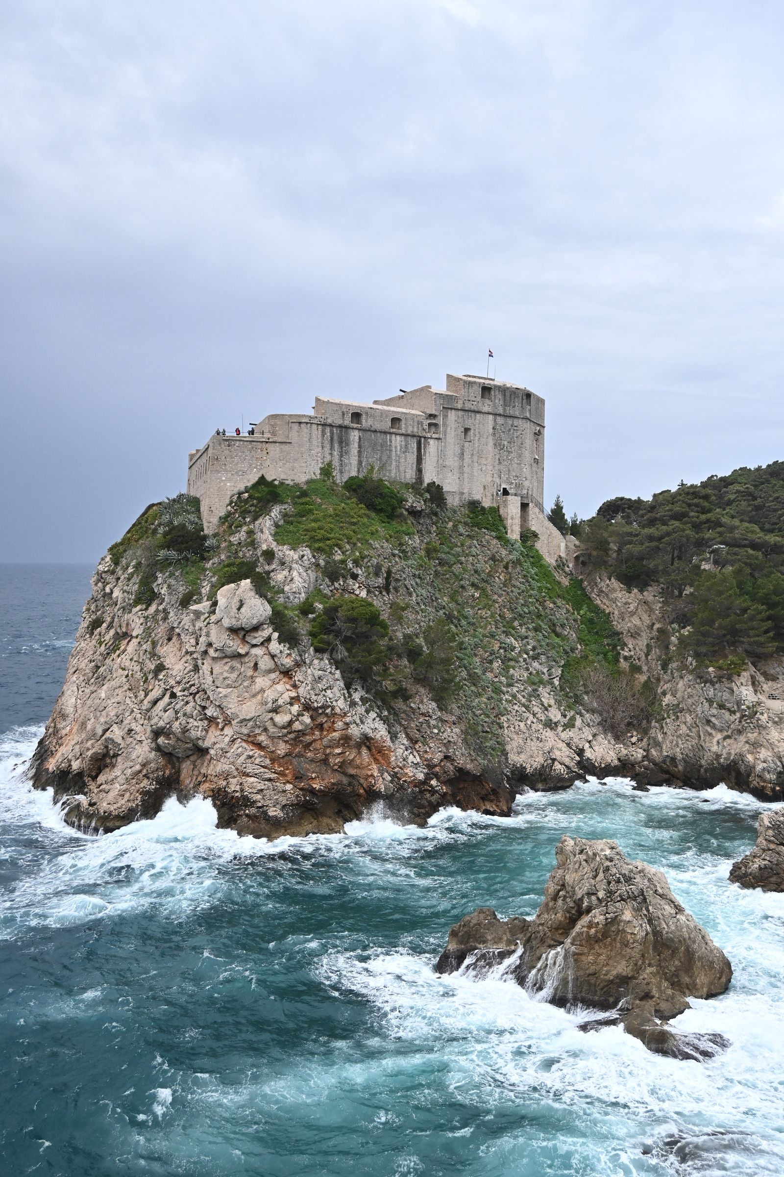 La fortezza di Lovrijenac sopra le scogliere e il mare a Dubrovnik