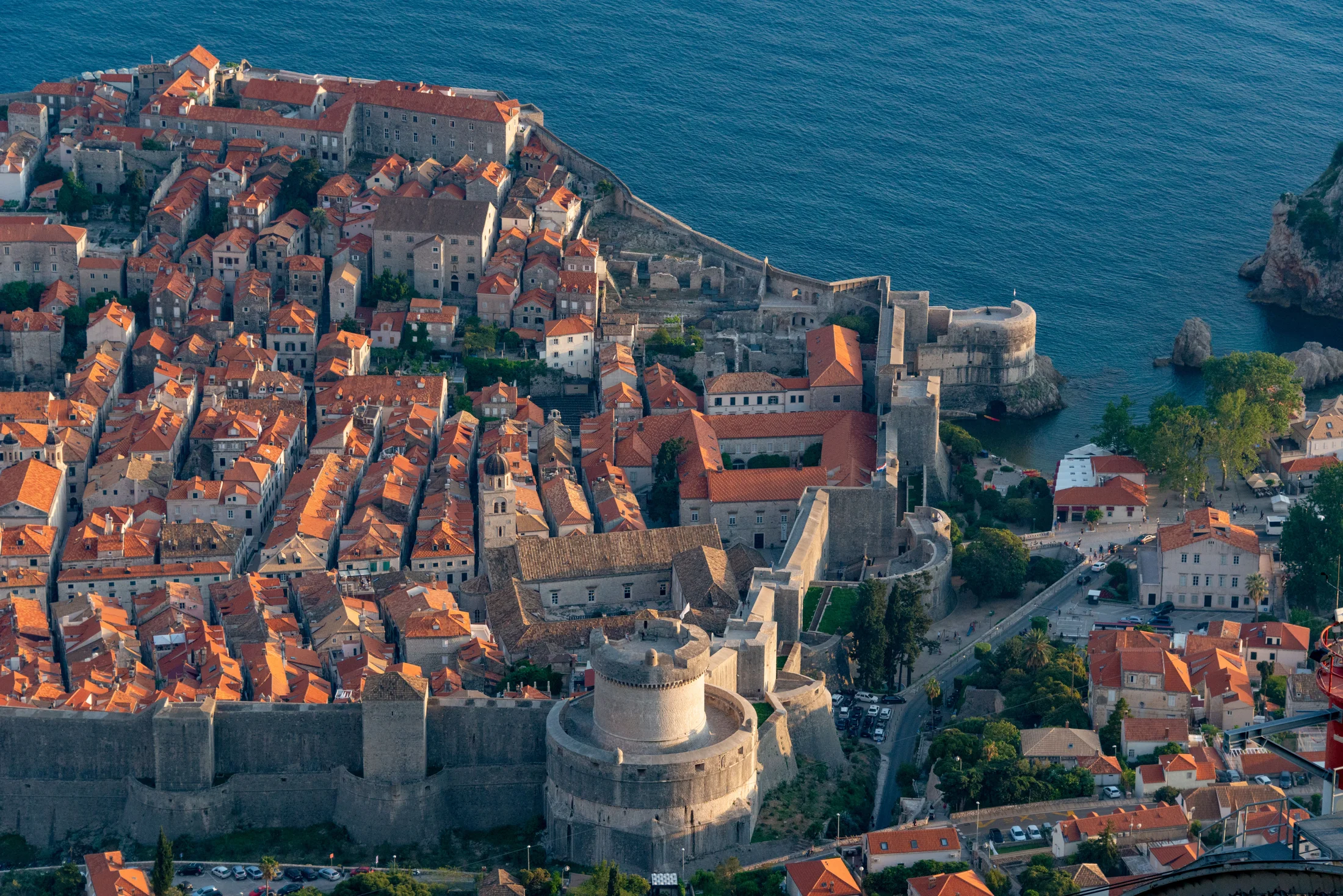 Stadtmauern und Terrakottadächer von Dubrovnik am Meer